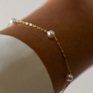 Dainty Pearl and Gold Bracelet